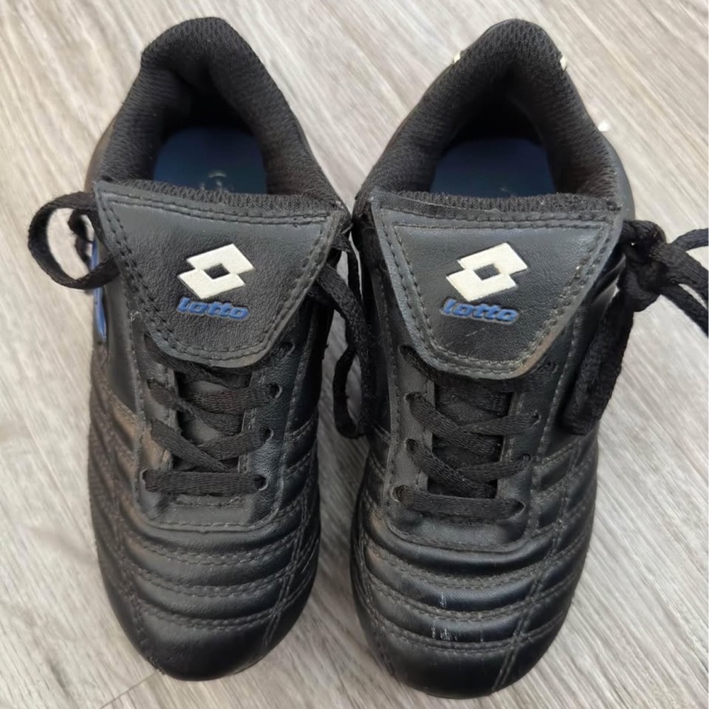 Toddler soccer cleats Size 10 - Picture 2 of 4